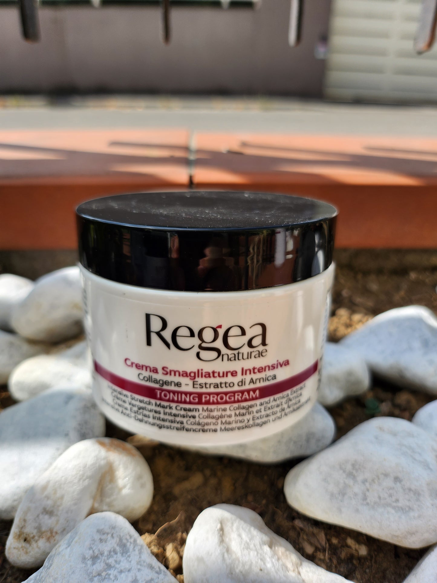 Crema smagliature Intensiva 250ml regea, per ripristinare l'elasticità perduta.