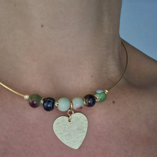 Collana con pietre naturali e cuore in acciaio dorato